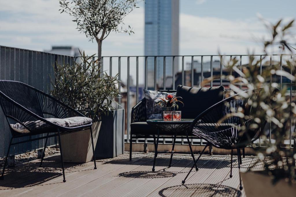 een paar stoelen en een tafel op een balkon bij The Weinmeister Berlin-Mitte - Adults Only in Berlijn