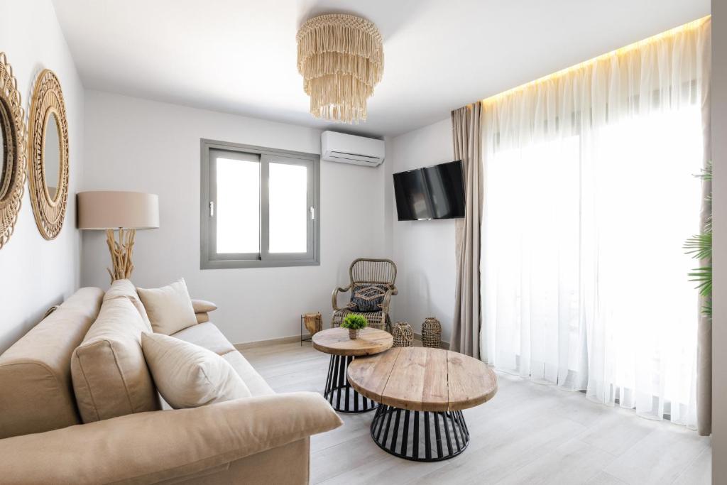 波利克羅諾的住宿－Amalthia Luxury Suites，客厅配有沙发和桌子