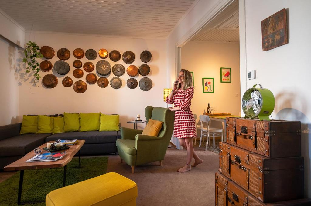 una mujer está de pie en una sala de estar en Greenhouse - Kalamata Mediterranean Villas, en Kalamata