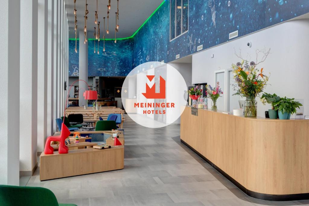 a store with a sign that reads manner noirs at MEININGER Hotel Amsterdam Amstel in Amsterdam