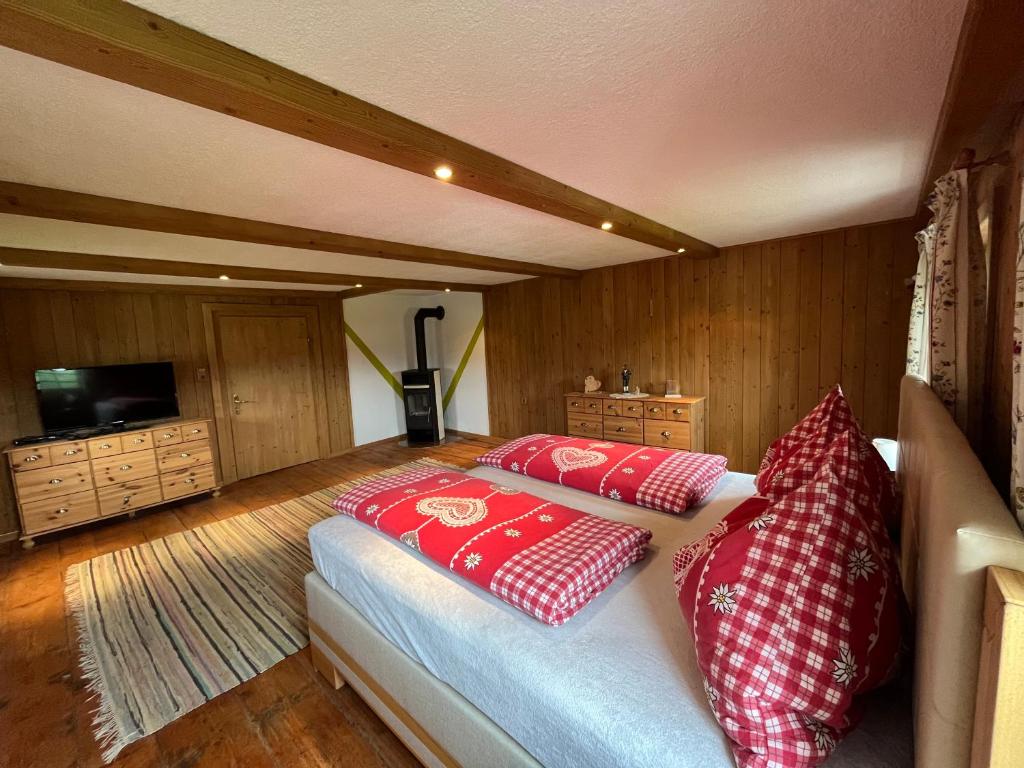 A bed or beds in a room at Bauernhof Lehengut