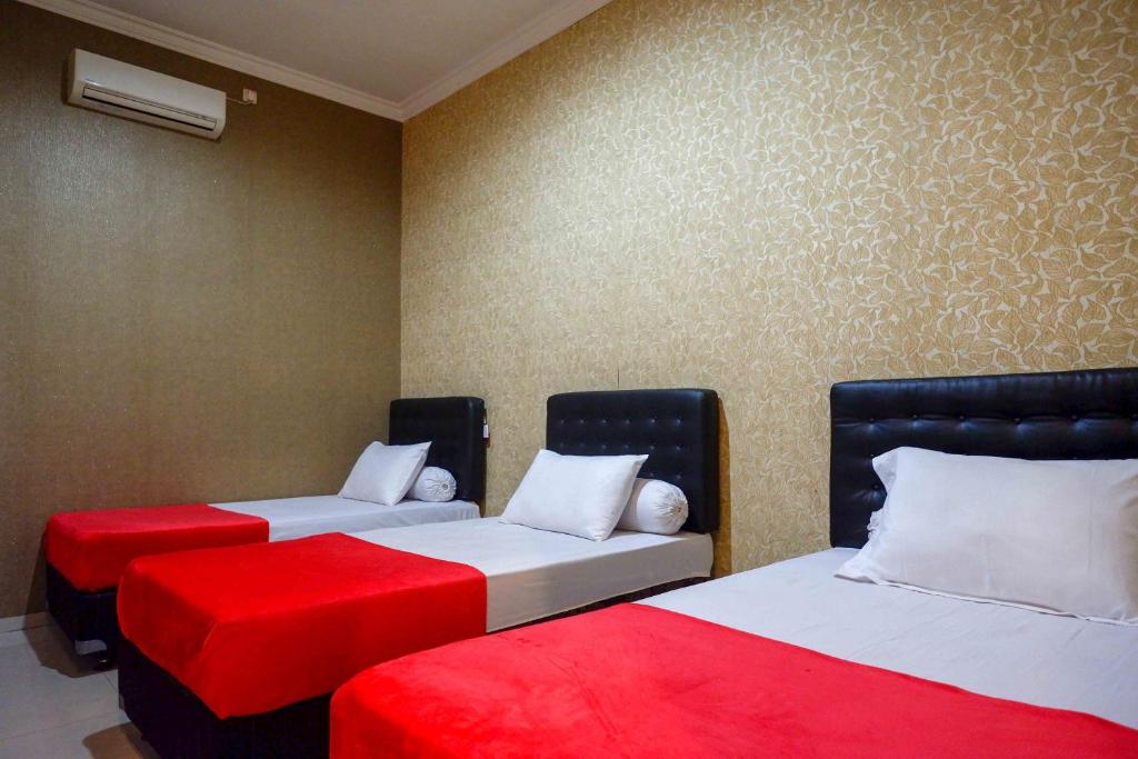 RedDoorz Syariah near PLTU Cilacap - Habitación Triple