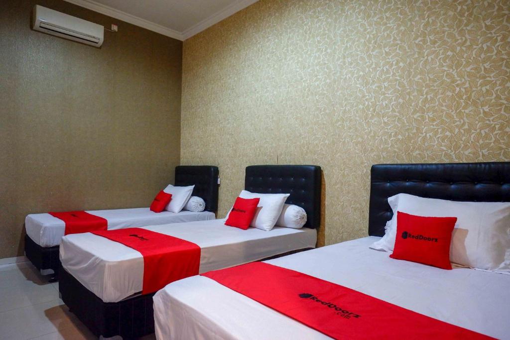 RedDoorz Syariah near PLTU Cilacap tesisinde bir odada yatak veya yataklar
