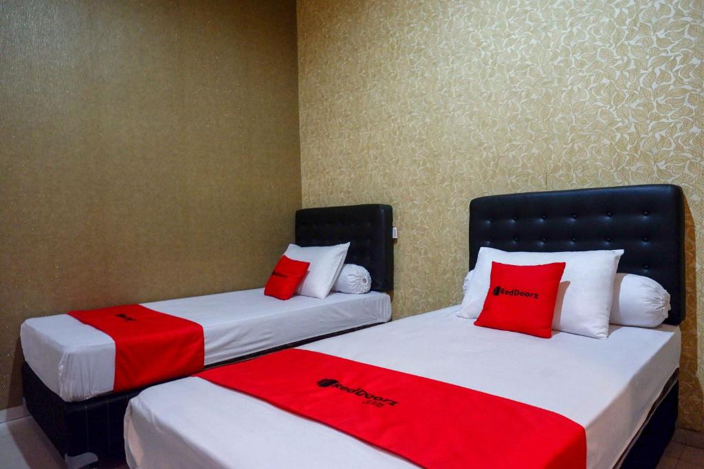 RedDoorz Syariah near PLTU Cilacap - Habitación Cuádruple