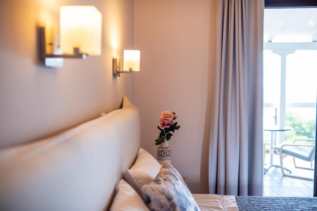 Postel nebo postele na pokoji v ubytování Trizonia Bay Hotel