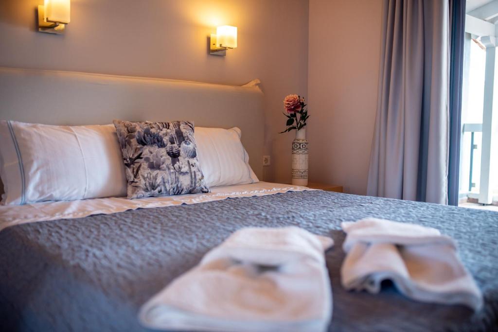 Postel nebo postele na pokoji v ubytování Trizonia Bay Hotel