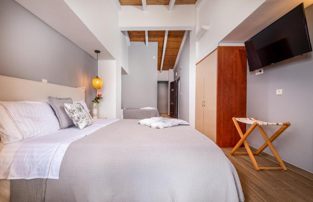 Postel nebo postele na pokoji v ubytování Trizonia Bay Hotel