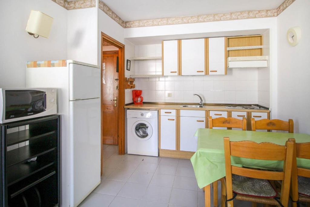 Kuchyň nebo kuchyňský kout v ubytování Sistach Rentals Apartments Blau Park 310 & 311