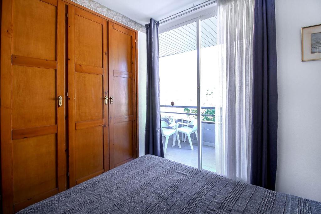 Postel nebo postele na pokoji v ubytování Sistach Rentals Apartments Blau Park 310 & 311