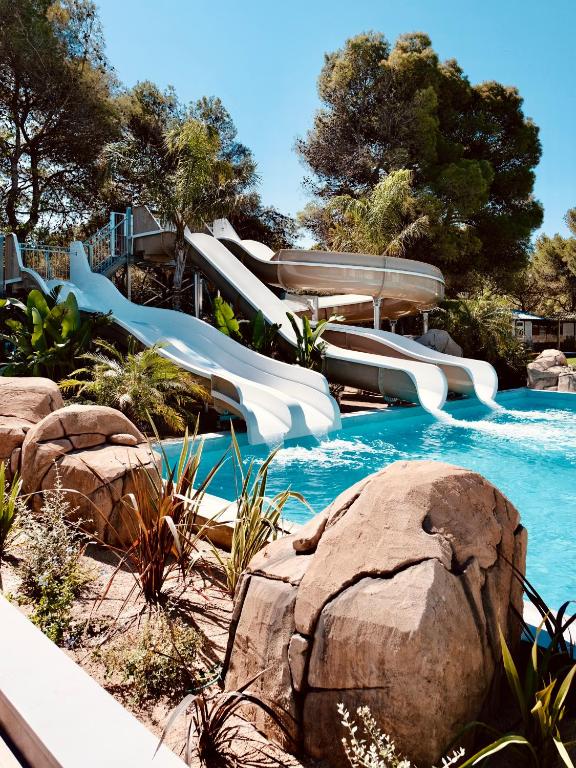 un parque acuático con un montón de toboganes de agua en HolaCamp Sitges Garrofer, en Sitges