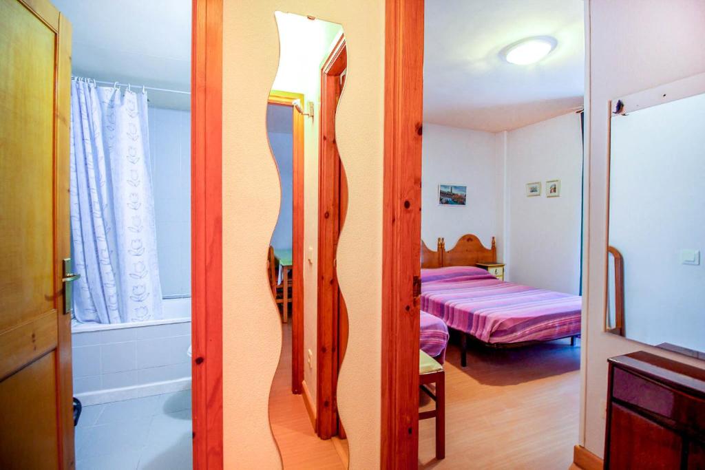 Postel nebo postele na pokoji v ubytování Sistach Rentals Apartments Blau Park 310 & 311