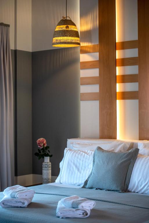 Postel nebo postele na pokoji v ubytování Trizonia Bay Hotel