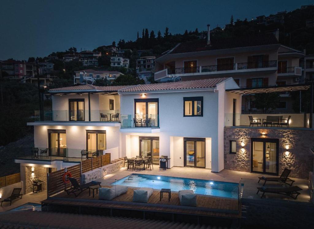 Bazén v ubytovaní Nemesis Luxury Villas alebo v jeho blízkosti