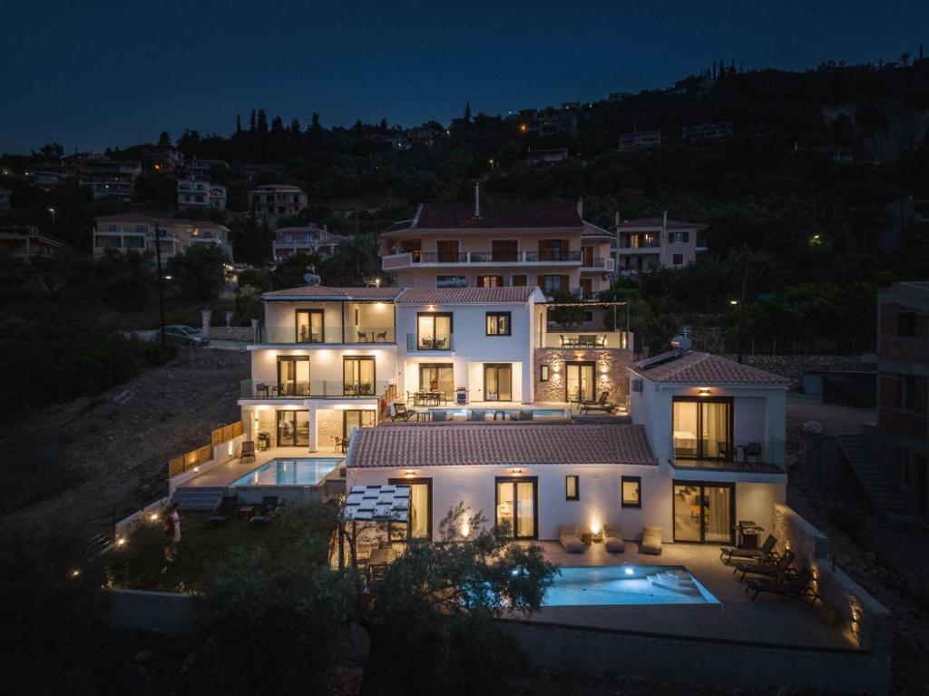 Bazén v ubytovaní Nemesis Luxury Villas alebo v jeho blízkosti