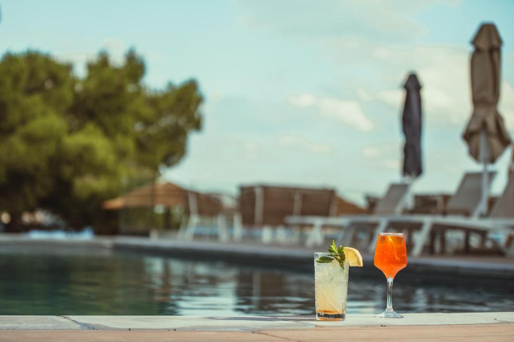 Nápoje v ubytování Trizonia Bay Hotel