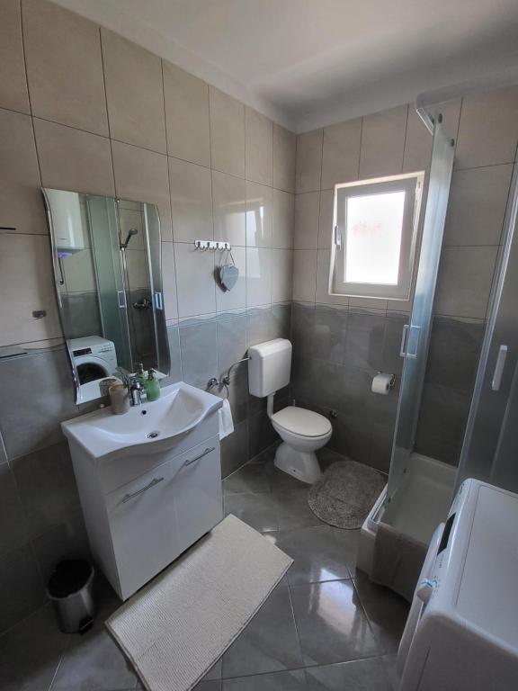 łazienka z umywalką, toaletą i prysznicem w obiekcie Apartment Gabrijel w mieście Sveti Filip i Jakov