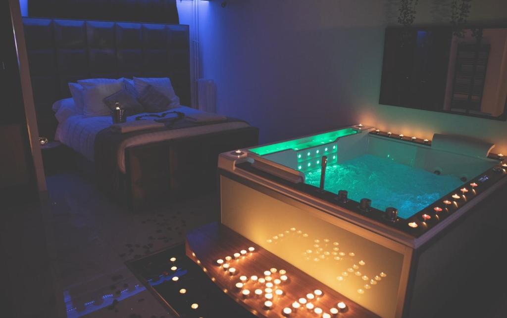 una sala de estar con una bañera con luces. en L&H SUIT, en Le Havre