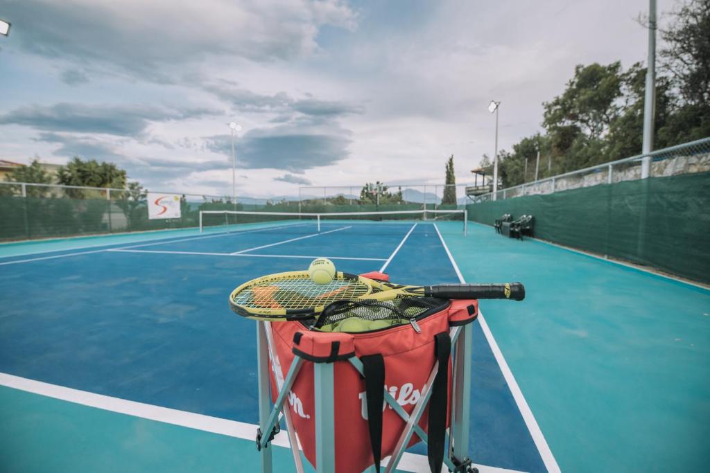 Tenis a/nebo squash v ubytování Trizonia Bay Hotel nebo okolí