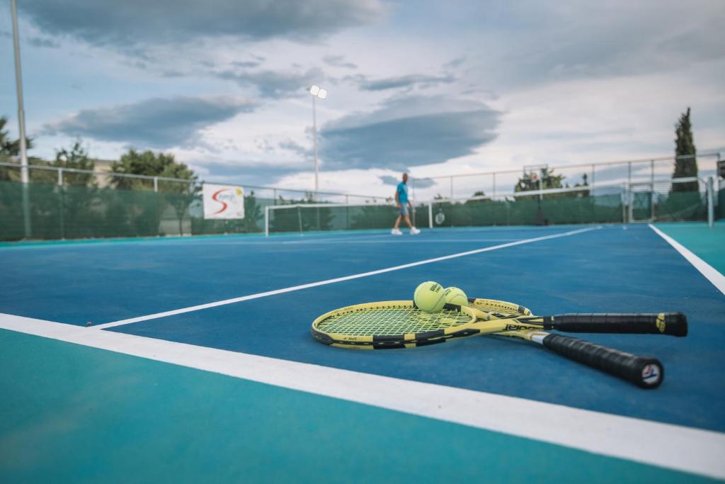 Tenis a/nebo squash v ubytování Trizonia Bay Hotel nebo okolí