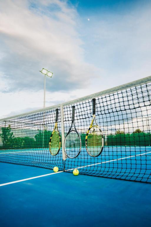 Tenis a/nebo squash v ubytování Trizonia Bay Hotel nebo okolí