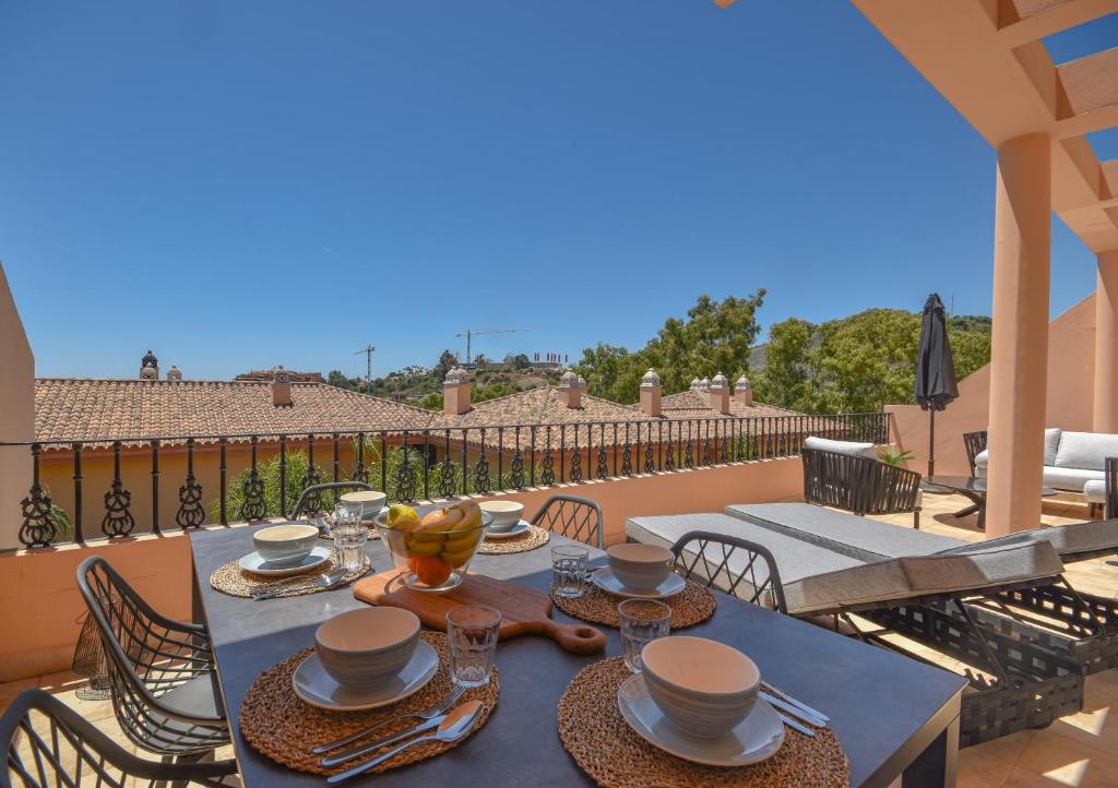 Balkón nebo terasa v ubytování Penthouse with sea views in Nueva Andalucía