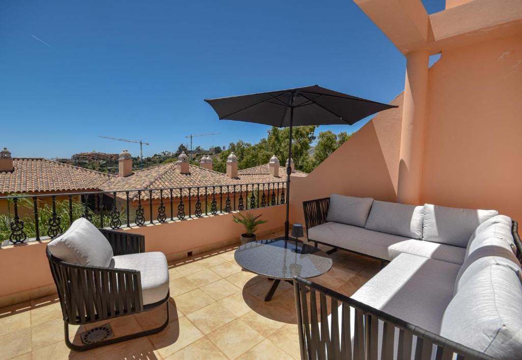 Balkón nebo terasa v ubytování Penthouse with sea views in Nueva Andalucía