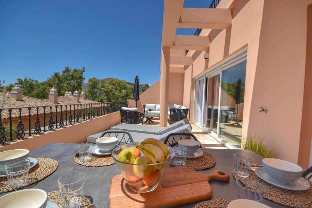 Balkón nebo terasa v ubytování Penthouse with sea views in Nueva Andalucía