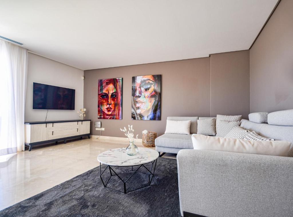 TV a/nebo společenská místnost v ubytování Penthouse with sea views in Nueva Andalucía