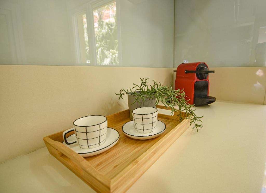Příslušenství pro přípravu čaje a kávy v ubytování Penthouse with sea views in Nueva Andalucía