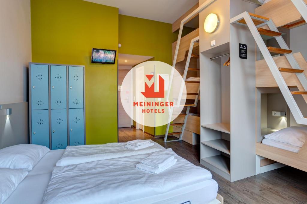 - une chambre avec un lit et des lits superposés dans l'établissement MEININGER Hotel Berlin Mitte, à Berlin