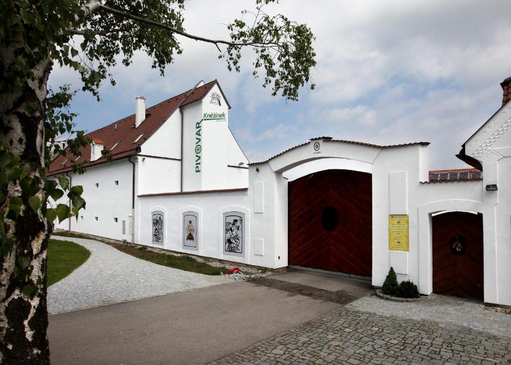 eine Kirche mit zwei Garagentüren und einem Gebäude in der Unterkunft Minipivovar Kněžínek in Budweis