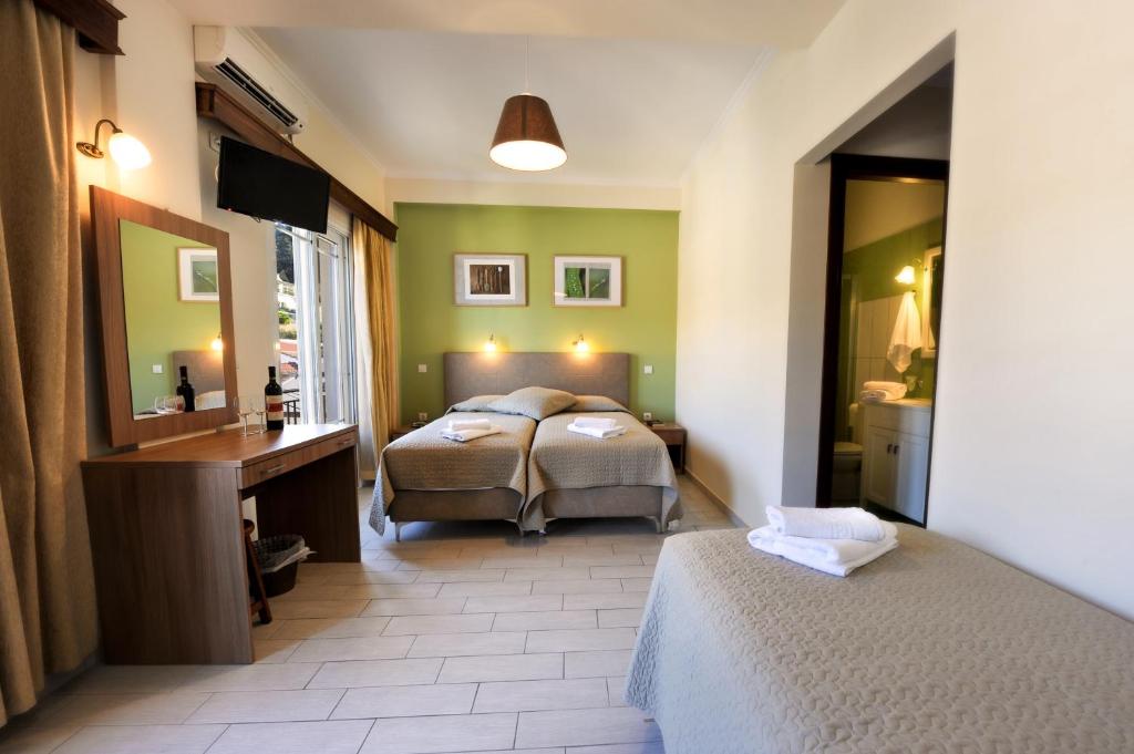 Postel nebo postele na pokoji v ubytování Ilios Hotel