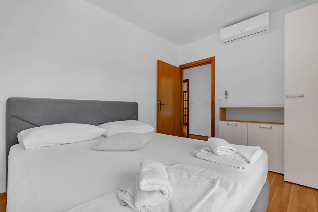 Postel nebo postele na pokoji v ubytování Apartments Marin