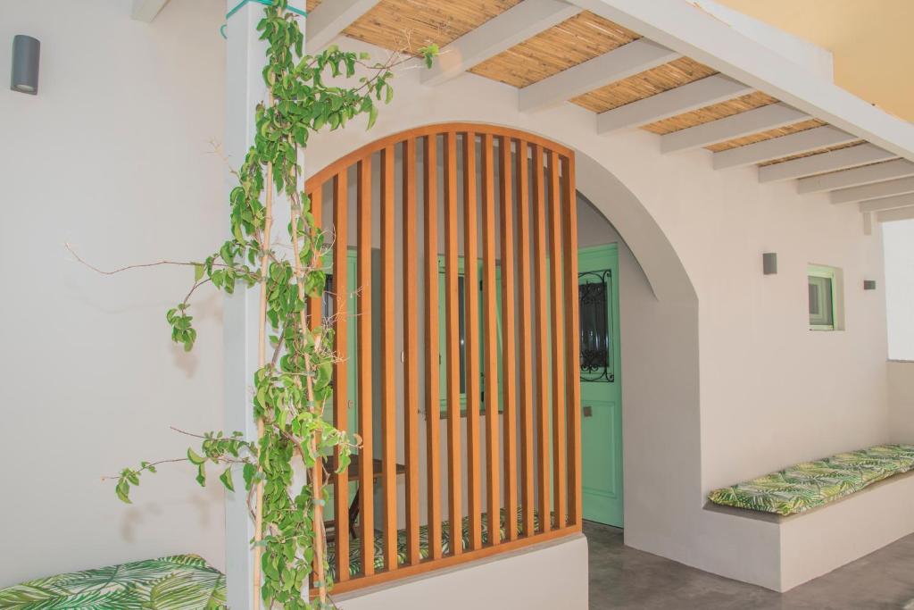 Habitación con puerta de madera en una casa en Siroa Easy, en Ermoupoli