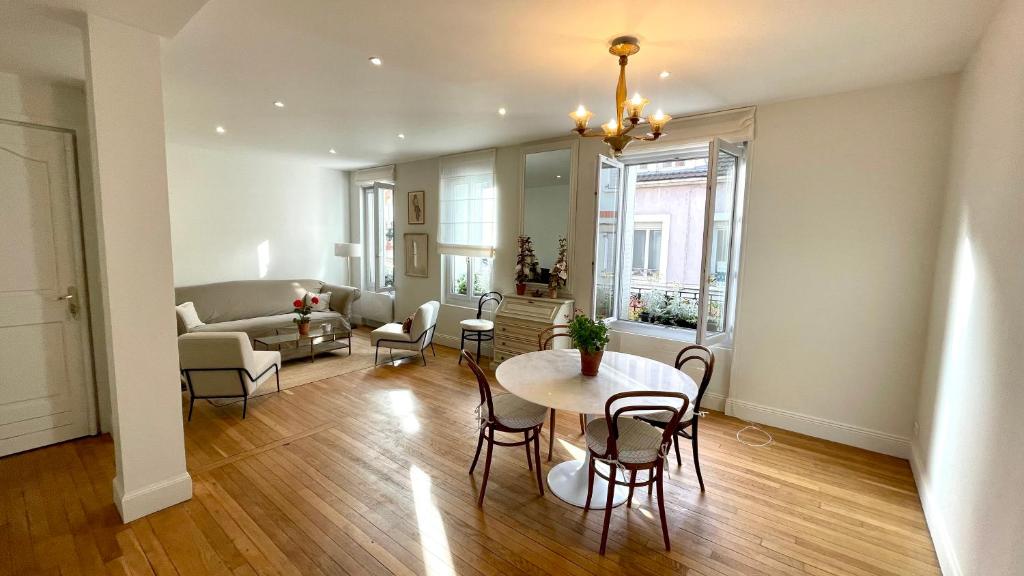 a living room with a table and chairs and a couch at Petit Vert Epernay in Épernay