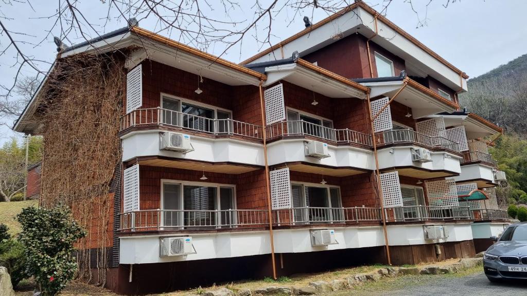 un edificio con balcones en un lateral en Moon-hyo House 1, en Boryeong