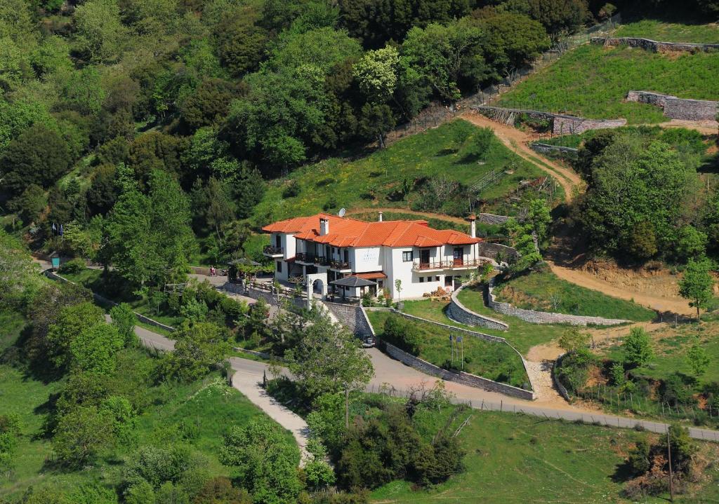 an aerial view of a house on a hill at Hotel Makkas in Kréntis
