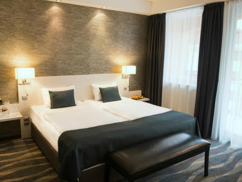 Postel nebo postele na pokoji v ubytování Hotel Azur Siofok
