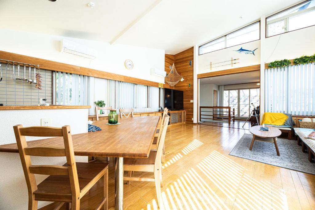 a dining room and living room with a table and chairs at Free Parking VAMOS A VER御宿 #RK1 in Iwada