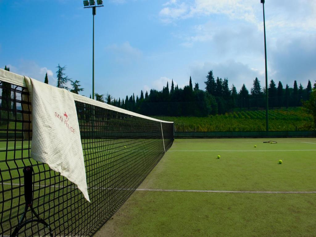 Tenis a/nebo squash v ubytování Borgo San Felice Resort nebo okolí