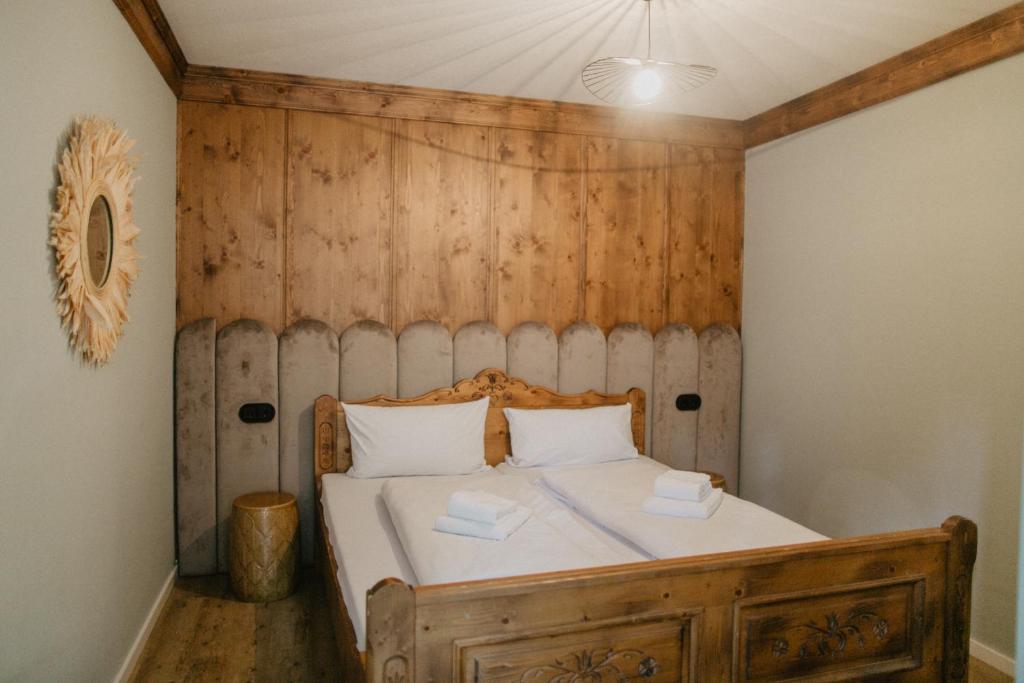 Postel nebo postele na pokoji v ubytování Peak Hotel & Event