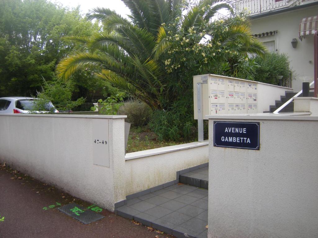 un panneau indiquant une caméra d'avenue devant un bâtiment dans l'établissement AV GAMBETTA, à Arcachon