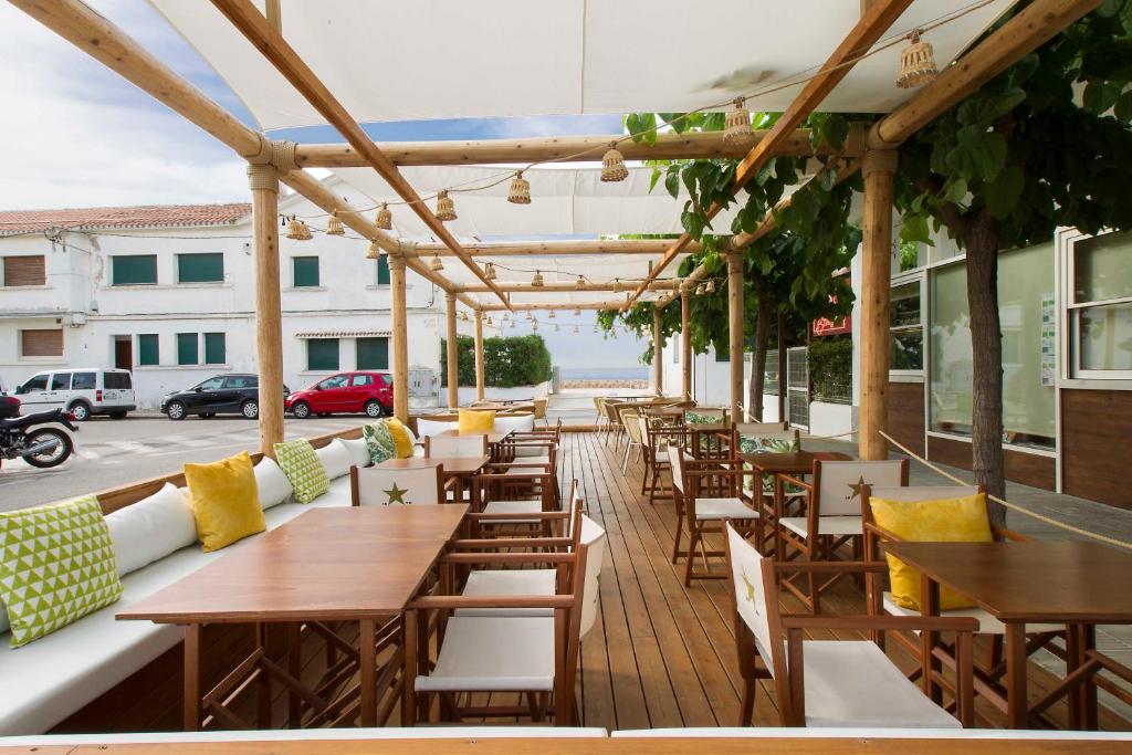 Restaurace v ubytování May Altafulla Beach Boutique Hotel