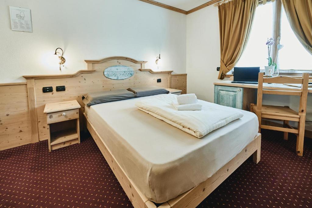 Łóżko lub łóżka w pokoju w obiekcie Hotel 2000