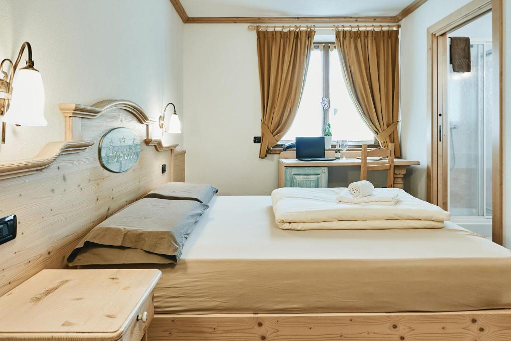 Łóżko lub łóżka w pokoju w obiekcie Hotel 2000