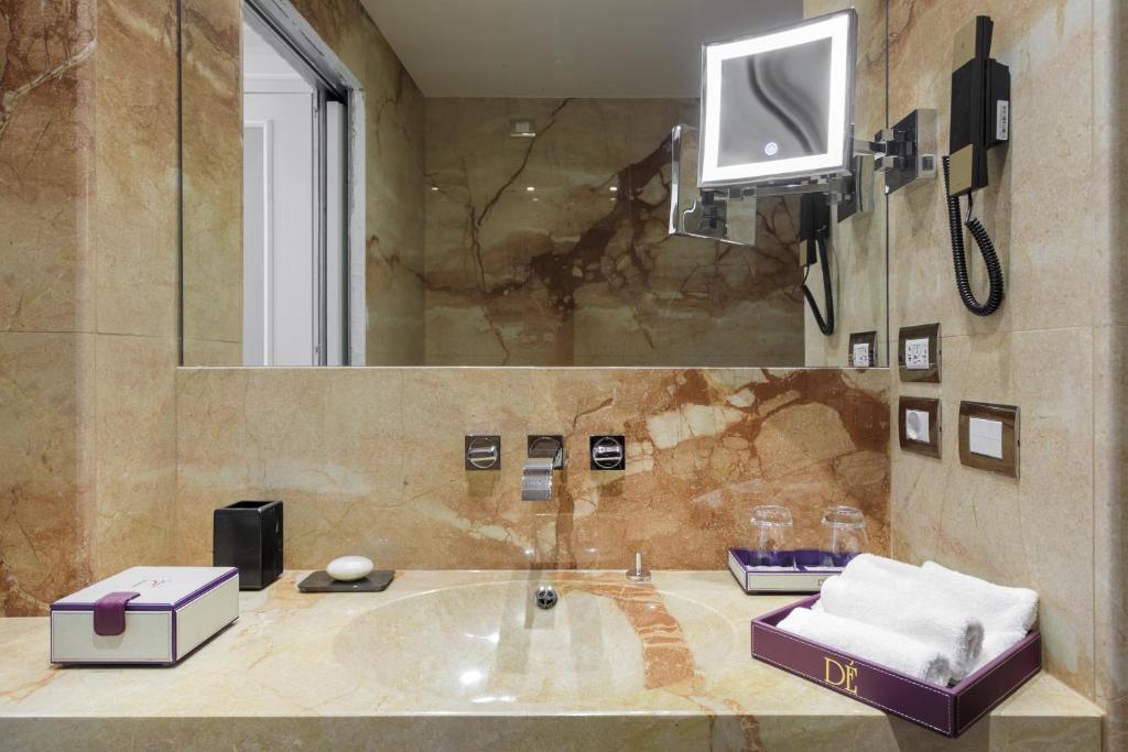 Koupelna v ubytování Grand Hotel Des Etrangers