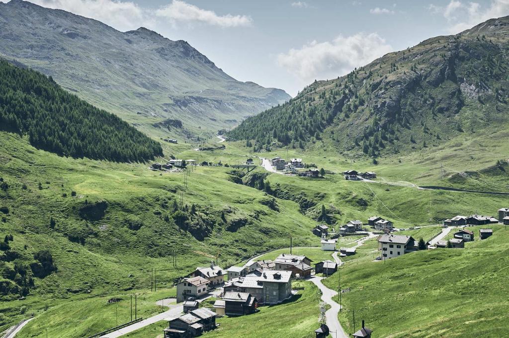 een dorp in een vallei in een berg bij Hotel 2000 in Livigno