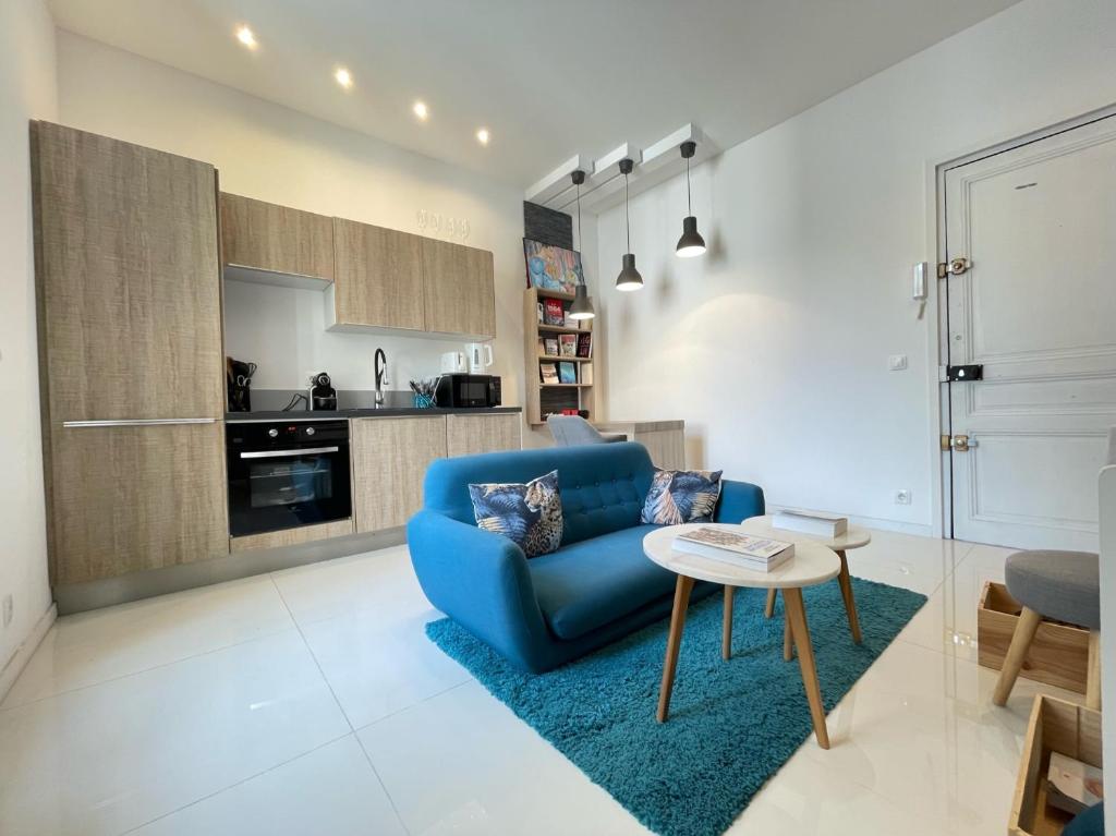salon z niebieską kanapą i stołem w obiekcie Nice Renting - Moneghetti Monaco - Spacious Apartment Full Equipped w mieście Beausoleil