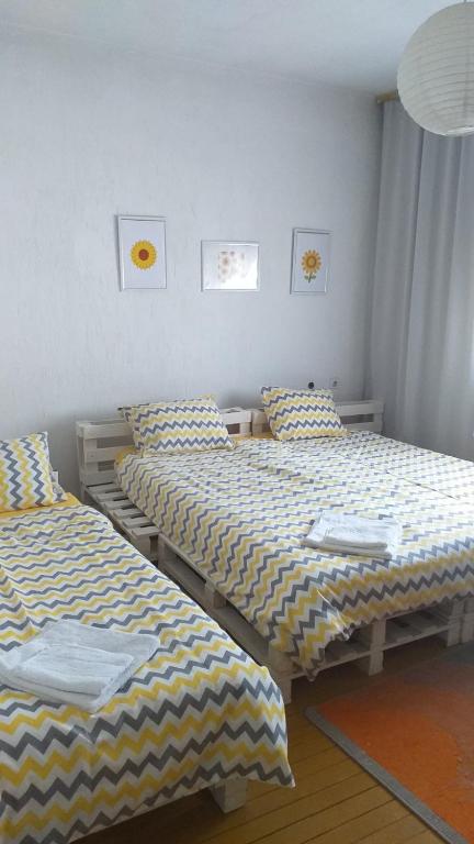 pokój z 2 łóżkami w pokoju w obiekcie TILIA Apartmet w mieście Struga