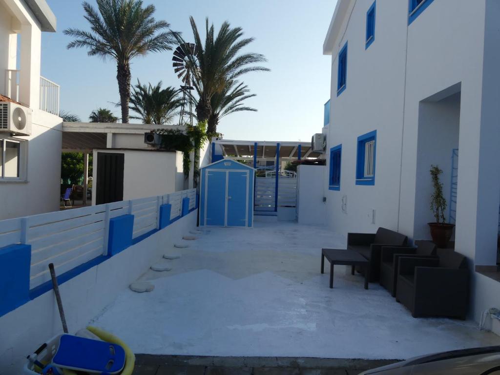 Balkón nebo terasa v ubytování Greek Island Style 2 bedroom Villa with Pool next to the Sea